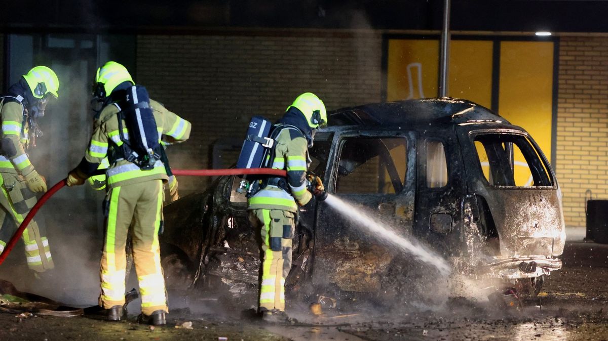 Dvě stě zatčených v Nizozemsku. Hořela auta, po policii házeli pyrotechniku